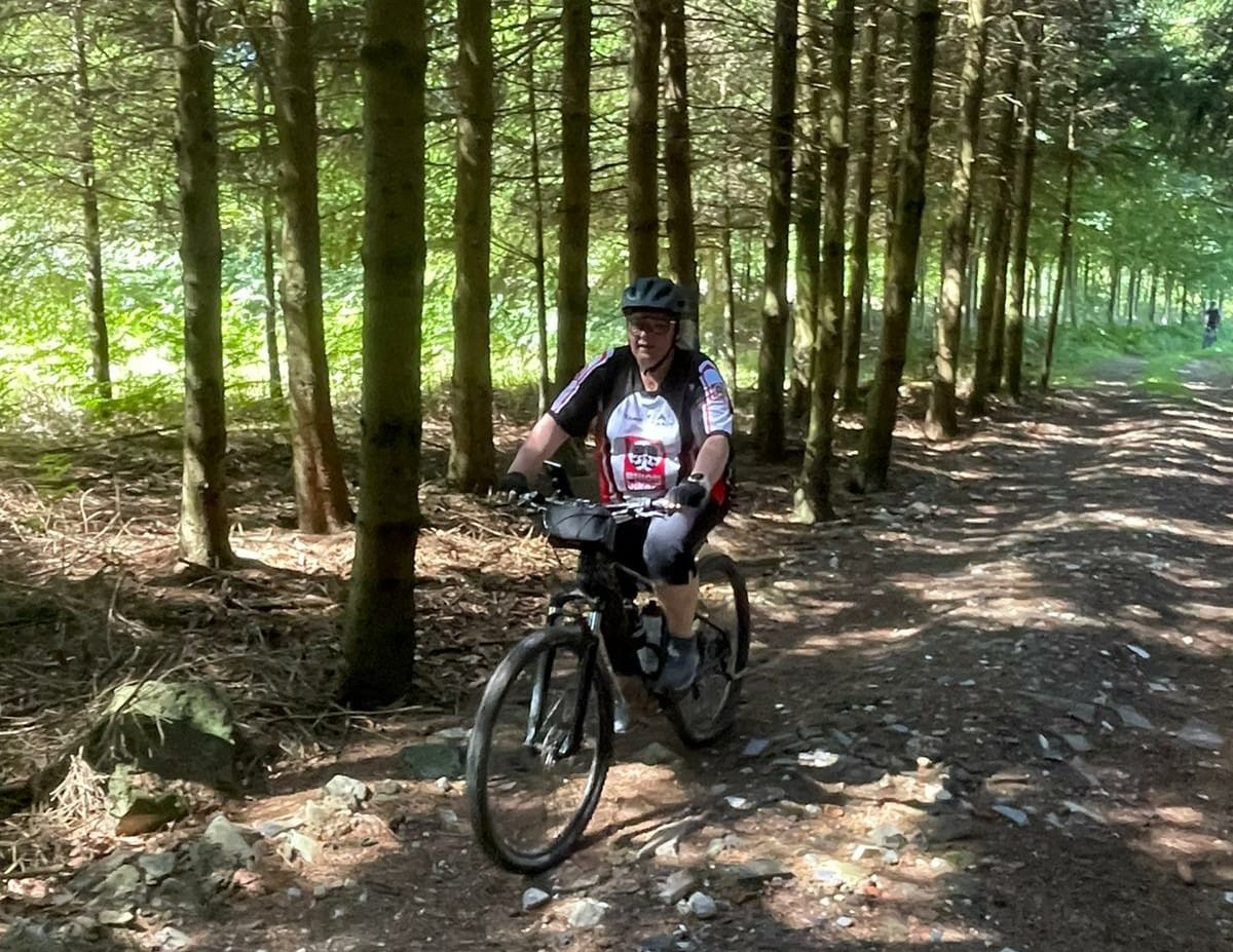 Monique op de mountainbike